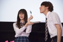 小関裕太（右）にケーキを食べさせた玉城ティナ（左）。