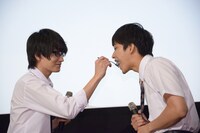 佐藤寛太（右）にケーキを食べさせる金子大地（左）。