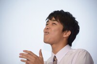 ケーキを頬張る佐藤寛太。