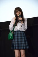 緑色のカバンを肩にかける玉城ティナ。