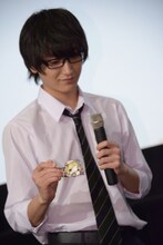 佐藤寛太に食べさせるケーキをすくった金子大地。