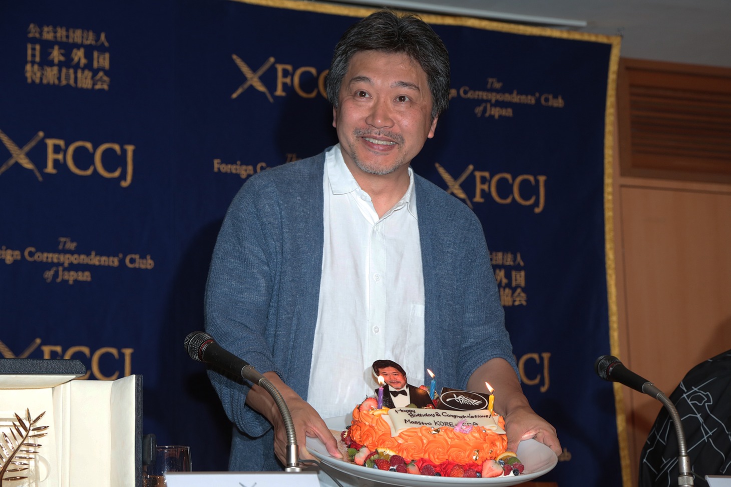 56歳のバースデーケーキを持った是枝裕和。