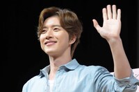 客席に手を振るパク・ヘジン。