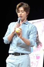 サインボールを持つパク・ヘジン。