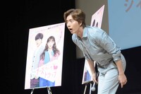 投げたサインボールの行方を見るパク・ヘジン。