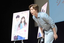 投げたサインボールの行方を見るパク・ヘジン。