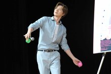 客席にサインボールを投げるパク・ヘジン。