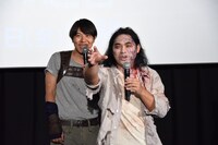 観客に向けてクランクの襲い方のまねをする中岡創一（手前）。