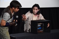 コカドケンタロウ（左）にちょっかいを出す中岡創一（右）。