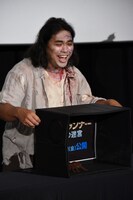 箱の中に手を入れるのを嫌がる中岡創一。