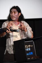 「動いた！」と恐怖をあらわにする中岡創一。