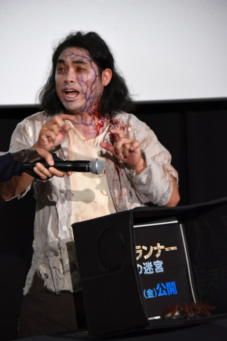 「動いた!」と恐怖をあらわにする中岡創一。