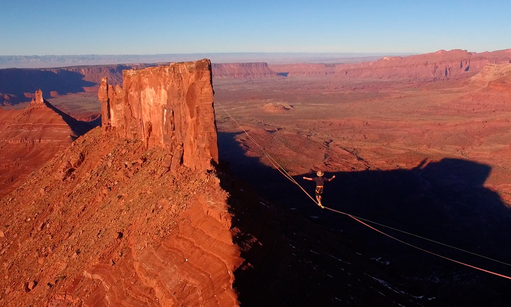 地上120mの高所で綱渡り…「クレイジー・フォー・マウンテン」本編映像