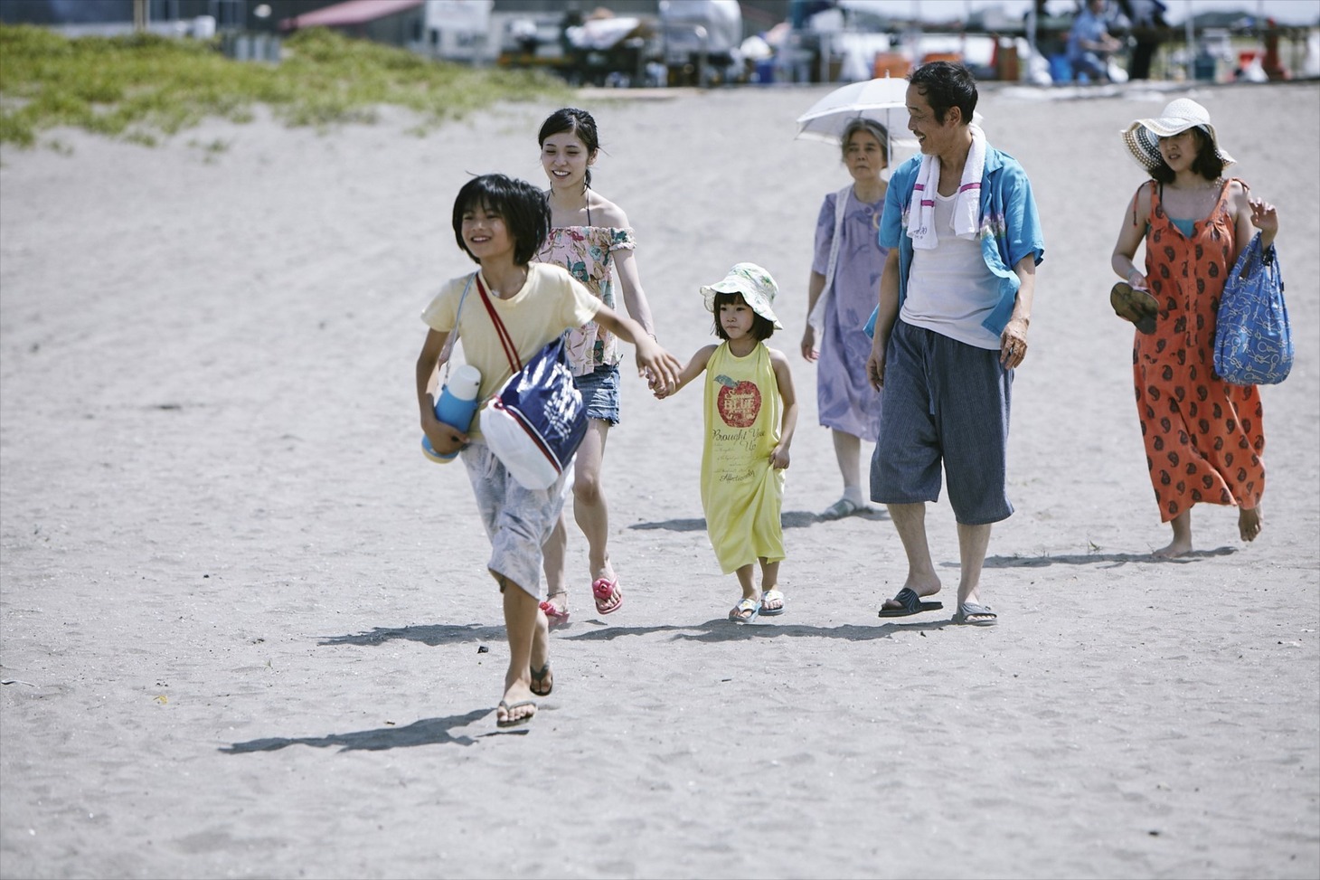 「万引き家族」