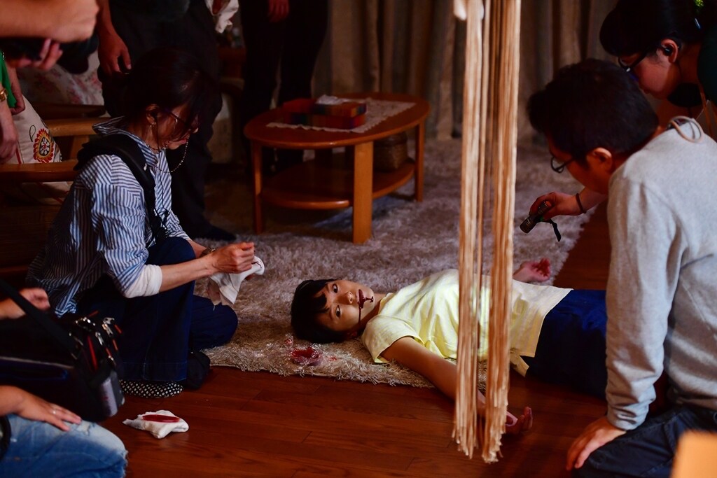 「家に帰ると妻が必ず死んだふりをしています。」メイキングカット