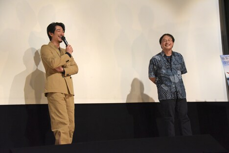 「海を駆ける」公開御礼舞台挨拶の様子。左からディーン・フジオカ、深田晃司。