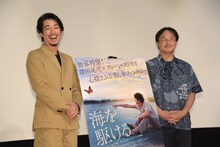 「海を駆ける」公開御礼舞台挨拶の様子。左からディーン・フジオカ、深田晃司。