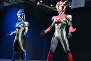 左からウルトラマンブル アクア、ウルトラマンロッソ フレイム。