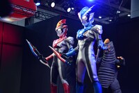 手前左からウルトラマンブル フレイム、ウルトラマンロッソ アクア。