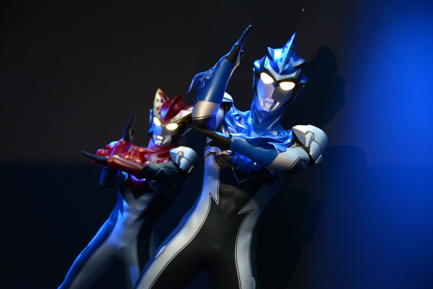 左からウルトラマンロッソ フレイム、ウルトラマンブル アクア。