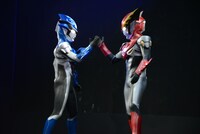 左からウルトラマンブル アクア、ウルトラマンロッソ フレイム。