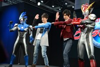左からウルトラマンブル アクア、小池亮介、平田雄也、ウルトラマンロッソ フレイム。