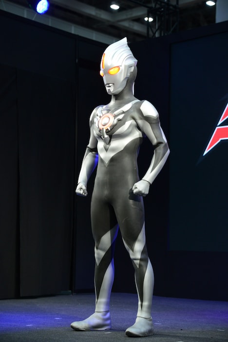 黒いウルトラマンオーブらしきキャラクター。