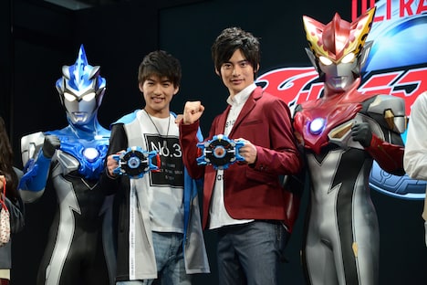 左からウルトラマンブル アクア、小池亮介、平田雄也、ウルトラマンロッソ フレイム。