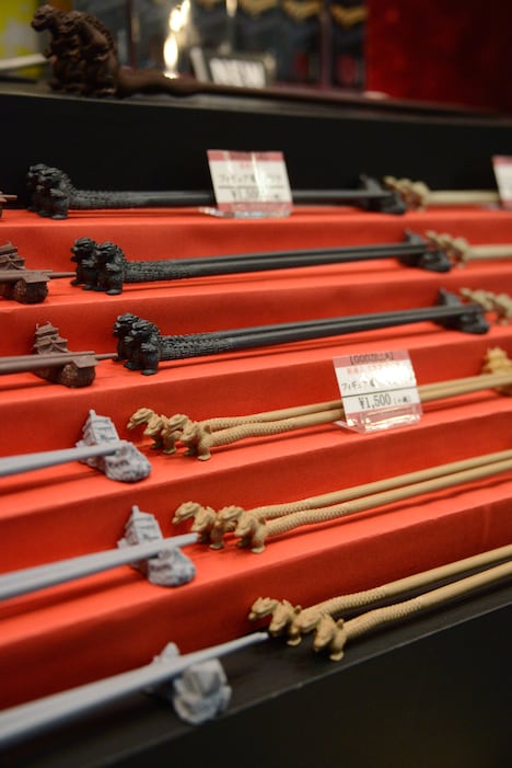 フォーカートブースより、「ゴジラフィギュア箸」。