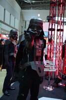 ショウワノートブースより、「着れちゃう！ダンボール ダース・ベイダー編」。