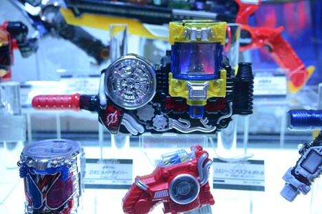バンダイブース「仮面ライダービルド」コーナーより、「変身ベルト DXビルドドライバー」と「DXジーニアスフルボトル」。