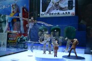 バンダイブース食玩コーナーより、「想造ガレリア ロボット兵 FULL ACTION Ver.（MECHANICAL CLEAR）＆ムスカ FULL ACTION Ver.」。