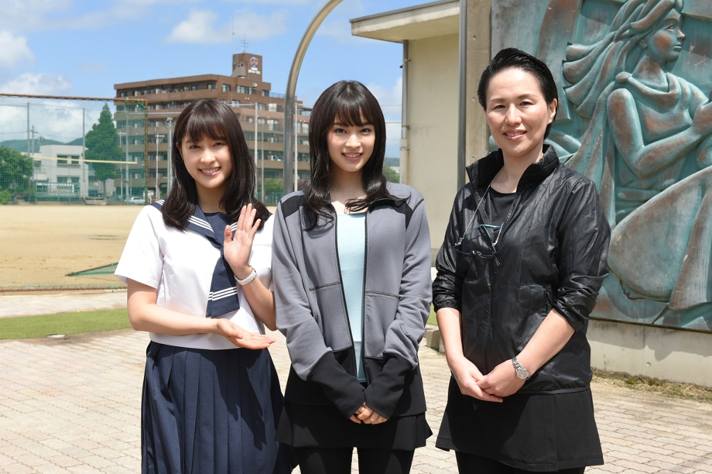 左から藤谷わかば役の土屋太鳳、友永ひかり役の広瀬すず、福井県立福井商業高等学校チアリーダー部JETSの顧問・五十嵐裕子教諭。