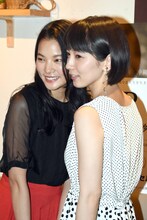左から織田梨沙、吉岡里帆。