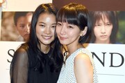 左から織田梨沙、吉岡里帆。