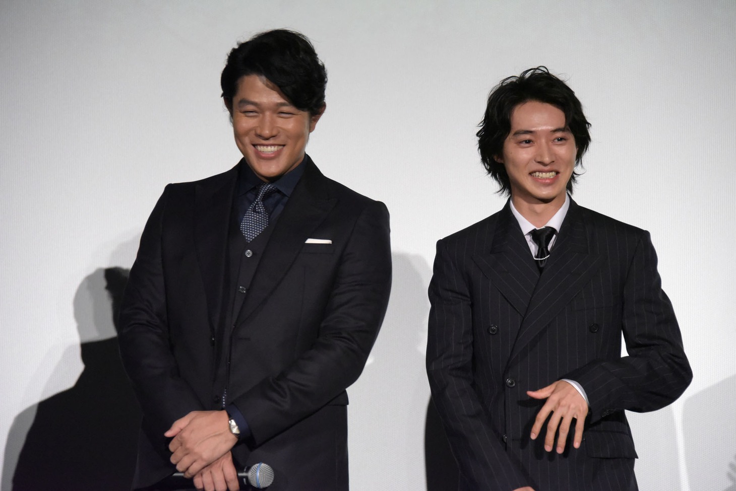 左から鈴木亮平、山崎賢人。