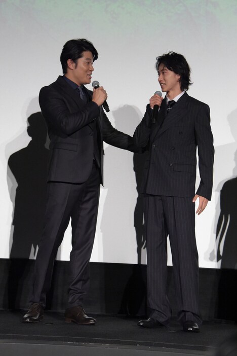 鈴木亮平（左）に「（コメント力）調律できてた!?」と言われる山崎賢人（右）。