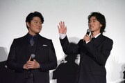 左から鈴木亮平、山崎賢人。