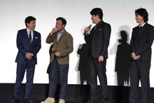 衣装をいじられる光石研（中央左）。