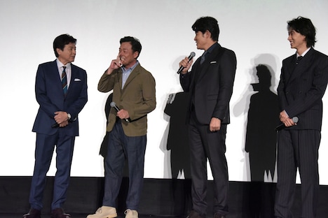 衣装をいじられる光石研（中央左）。