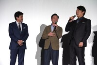 衣装をいじられる光石研（中央）。