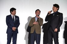 衣装をいじられる光石研（中央）。