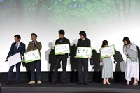 光石研（左から2番目）の回答に爆笑する登壇者たち。