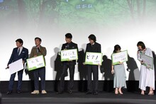 光石研（左から2番目）の回答に爆笑する登壇者たち。