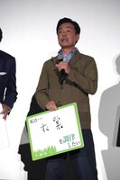 「今日の衣装を調律したい」と話して何度もお辞儀する光石研。