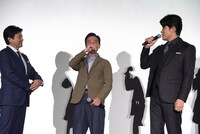 鈴木亮平（右）に撮影現場でのエピソードを暴露され、赤面する光石研（中央）。