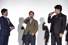 鈴木亮平（右）に撮影現場でのエピソードを暴露され、赤面する光石研（中央）。