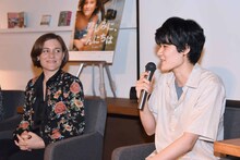 左からカルラ・シモン、広瀬奈々子。