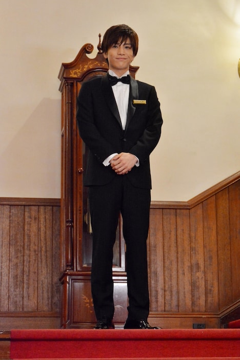 「崖っぷちホテル！」第9話より、岩田剛典演じる宇海直哉。