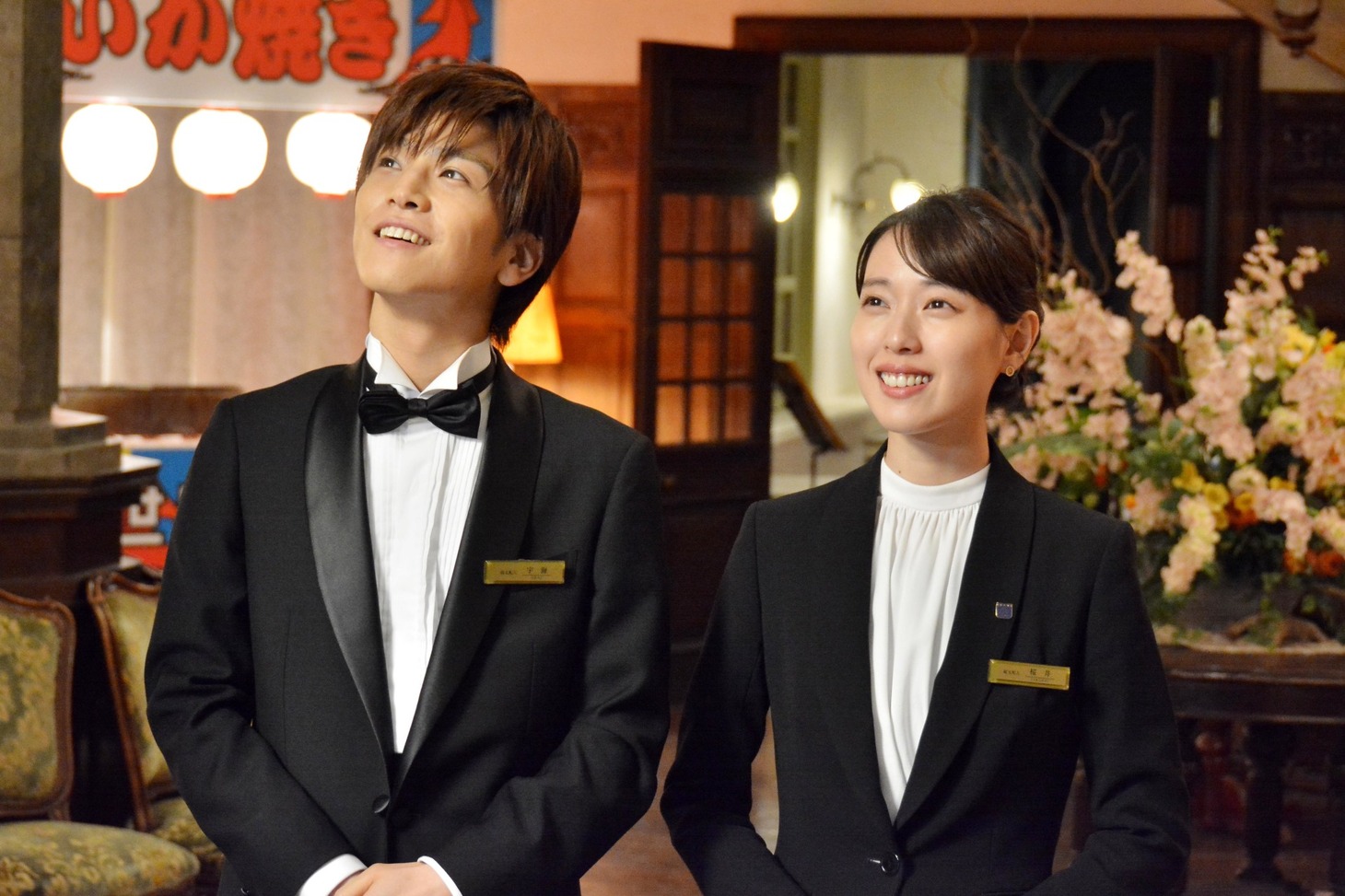 「崖っぷちホテル！」第9話より。左から岩田剛典演じる宇海直哉、戸田恵梨香演じる桜井佐那。